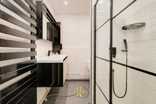 Ένα μπάνιο στο Chaleureux, lumineux et confortable F2 rénové en plein coeur de Nancy