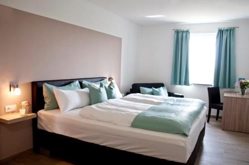 Una cama o camas en una habitación de Hotel Claro Garni