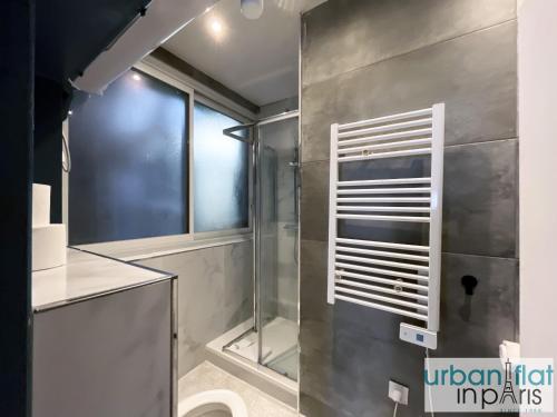 une salle de bain avec douche et toilettes dans l'établissement Urban Flat 89 - Charming 3 Bedroom Flat in Paris, à Paris
