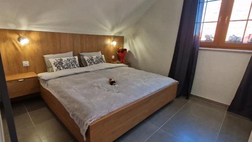 Un dormitorio con una cama grande y una ventana. en Lubie Apartments Lubieszewo, en Lubieszewo