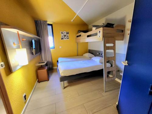 a small room with a bed and bunk beds at ibis budget Marne La Vallée Noisy Le Grand in Noisy-le-Grand