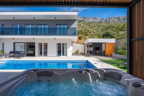 Villa Hill with private 32sqm heated pool and hydro-massage, 4 en-suite bedrooms, 200m from the sandy beach
