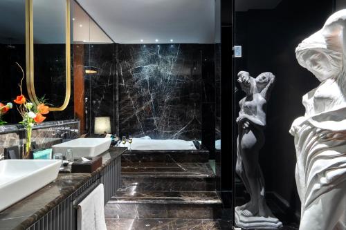 Ванная комната в Lords Palace Hotel SPA Casino
