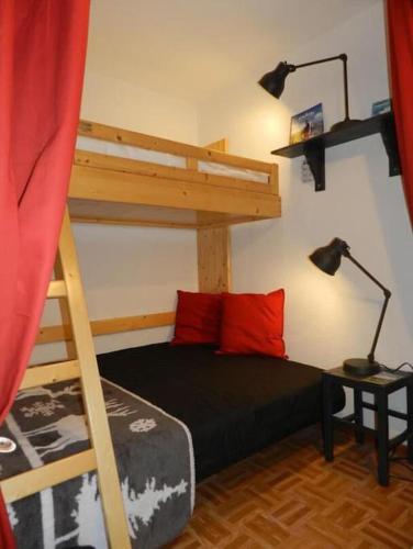 une chambre avec un lit superposé et une échelle dans l'établissement Gentianes 64B studio proche centre de Châtel - Multipass inclu, à Châtel
