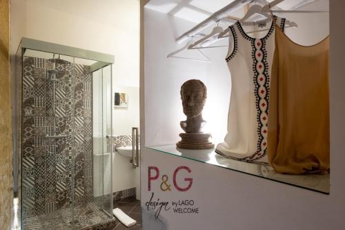a museum display with a statue on a shelf at P&G design by Lago Welcome Enna in Enna