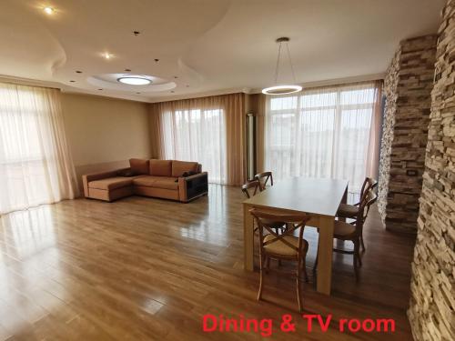 a living room with a table and a couch at 216м апартаменты на пляже Уреки для отдыха большой семьи или компании in Ureki
