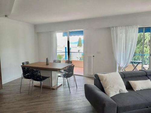 un salon avec un canapé et une table dans l'établissement Appartement vue mer, Long Beach, à Cannes