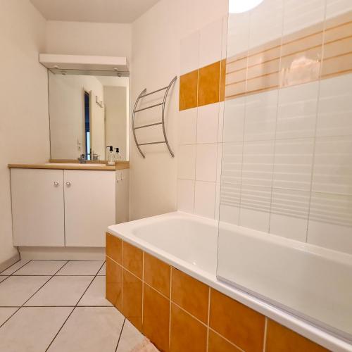 une salle de bain avec une baignoire et un lavabo dans l'établissement La halte du Canal, à Carcassonne