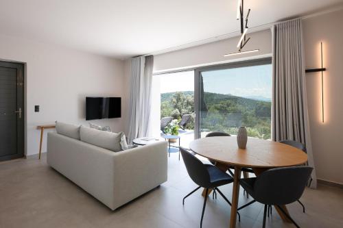 Televisyen dan/atau pusat hiburan di Mesogi Villas, brand new modern, stylish villas, private pool, seaviews