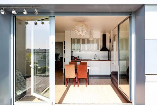 Photo de la galerie de l'établissement F2 moderne terrasse lumineux proche transport Free Parking, à Issy-les-Moulineaux