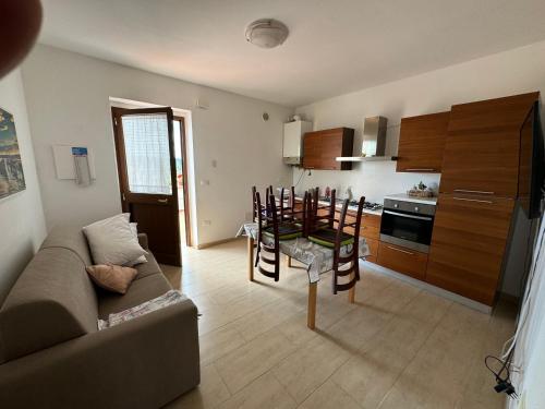salon z kanapą i kuchnią w obiekcie Casa Vacanze Cerreto 2 w mieście Miglianico