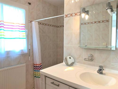 a bathroom with a sink and a shower at Quiberon : maison 6 pers., 3 ch., jardin, quartier calme - FR-1-478-164 in Quiberon