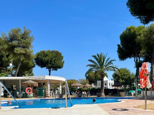 Bazén v ubytovaní Miraflores Jardin B 32, pool, wifi in Mijas Costa alebo v jeho blízkosti