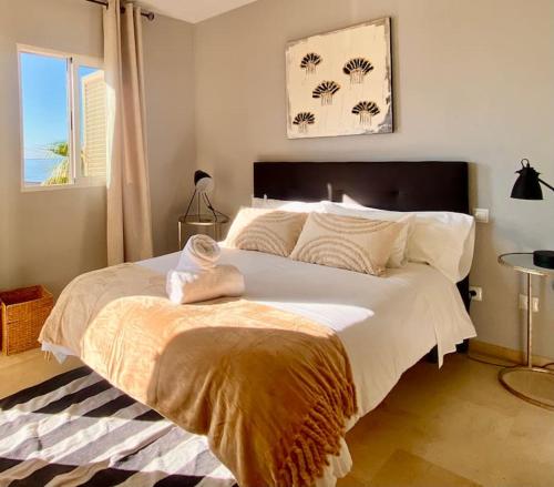 ein Schlafzimmer mit einem großen weißen Bett und einem Fenster in der Unterkunft Sea frontline stylish beach House in Fuengirola