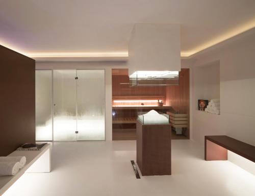 a living room with a couch and a kitchen at Best Western Plus Hotel Expo in Villafranca di Verona