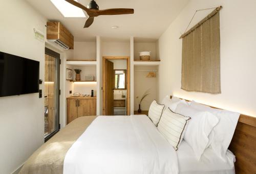 Letto o letti in una camera di Ergon Beach House Nikiti