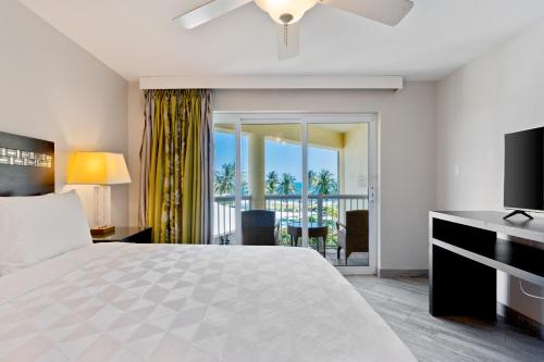 Postel nebo postele na pokoji v ubytování The Grand Caymanian Resort