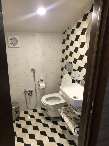 a bathroom with a toilet and a sink at ArtApart Vozdvigenka in Kyiv
