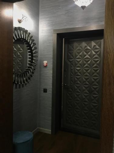 a bathroom with a door and a mirror at ArtApart Vozdvigenka in Kyiv