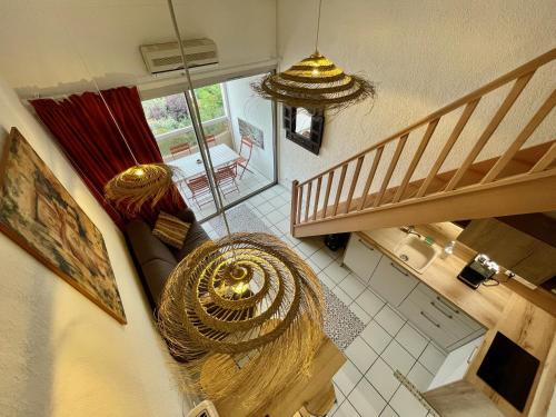 - un salon avec un canapé dans l'établissement Golfes clairs - Duplex climatisé - Wifi, à Argelès-sur-Mer