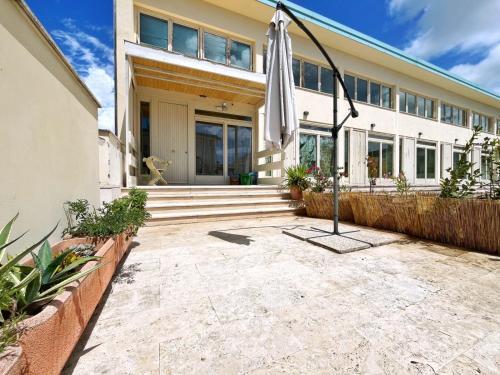 Το κτήριο όπου στεγάζεται  το διαμέρισμα