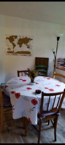 a table with a table cloth with flowers on it at Nature et sérénité à St Jean de Sault in Sault-de-Vaucluse