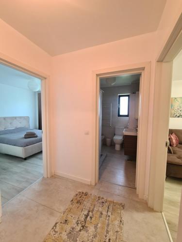 a living room with a bed and a bathroom at Somad Apartment in Rediu