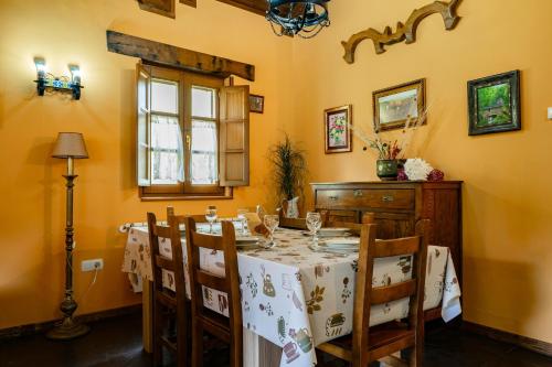 a dining room with a table and chairs at Maseda 2 in Villayón