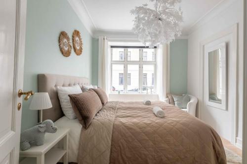 a bedroom with a bed and a window at City Central 2BR Apartment Next to the Lakes in Copenhagen