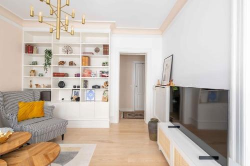 a living room with a couch and a tv at City Central 2BR Apartment Next to the Lakes in Copenhagen