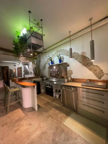 une grande cuisine avec un comptoir et un grand four dans l'établissement Loft Atypique - Climatisé - Hyper centre - Calme - Petite terrasse, à Béziers