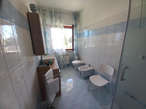 a bathroom with a toilet and a sink at Casa degli Ulivi in Ortona