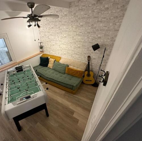 - un salon avec un canapé et un billard dans l'établissement L Escale, à Perros-Guirec