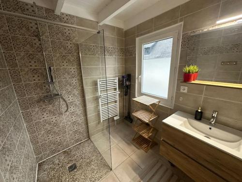 une salle de bain avec douche et lavabo dans l'établissement L Escale, à Perros-Guirec