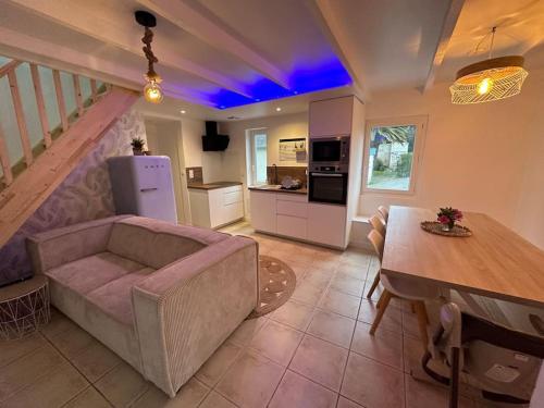 un salon avec un canapé et une table dans l'établissement L Escale, à Perros-Guirec