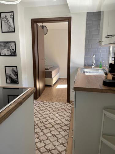 una cucina con lavandino e una camera con letto di Charmante Wohnung in Burgnähe a Untergruppenbach