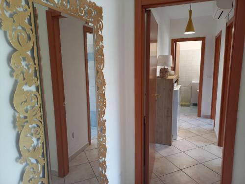 a mirror in a room with a hallway at Casa degli Ulivi in Ortona