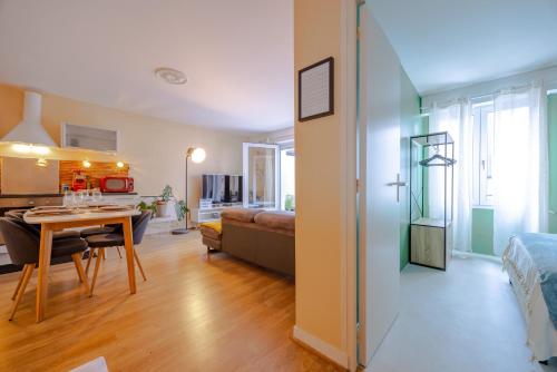 Il comprend un salon et une cuisine avec une table et un canapé. dans l'établissement Le coin du bonheur, à Nantes