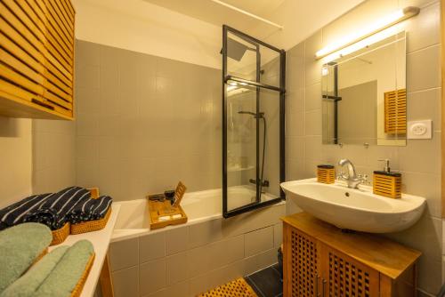 une salle de bain avec un lavabo, une douche et une baignoire dans l'établissement Le coin du bonheur, à Nantes