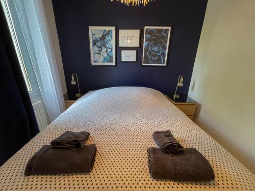 une chambre avec un lit avec deux serviettes dessus dans l'établissement Charmant Appart Neudorf + garage, à Strasbourg