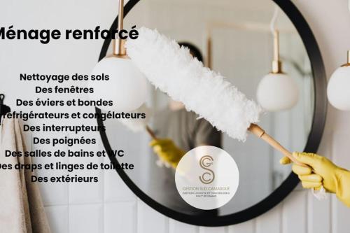 une personne tient une brosse à plumes devant un miroir dans l'établissement Les Ateliers Arles Centre, à Arles