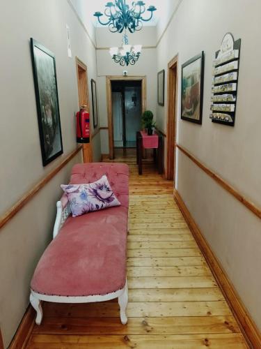 a hallway with a red couch in a room at Picanha Guesthouse in Heidelberg