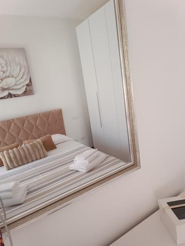 a mirror reflection of a bed in a bedroom at Appartamento turistico Olivella in Formia