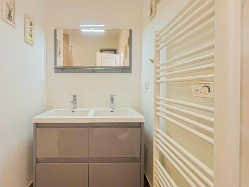 une salle de bain avec un lavabo et un miroir dans l'établissement Gambetta - Wifi, 2pers, hyper center, à Nice