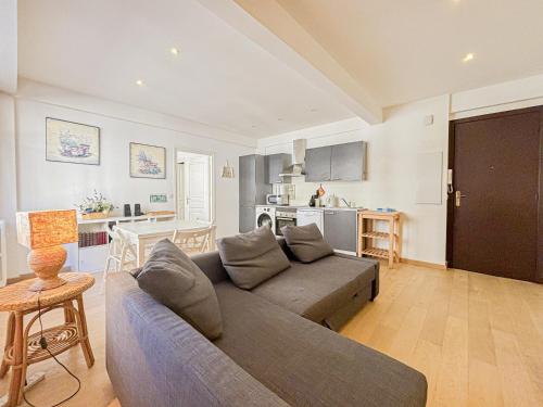 un salon avec un canapé et une cuisine dans l'établissement Gambetta - Wifi, 2pers, hyper center, à Nice