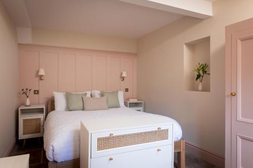 Postel nebo postele na pokoji v ubytování Stable Cottage Chatsworth Estate