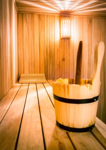 a small room with a wooden floor and a bucket at Howard Johnson Neuquen in Neuquén