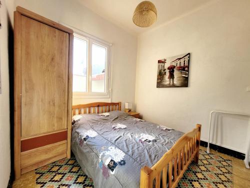une chambre avec un lit et une fenêtre dans l'établissement Charmante villa T3 avec terrasse à 500m de la plage, parfait pour 4 personnes - FR-1-794-131, à Canet