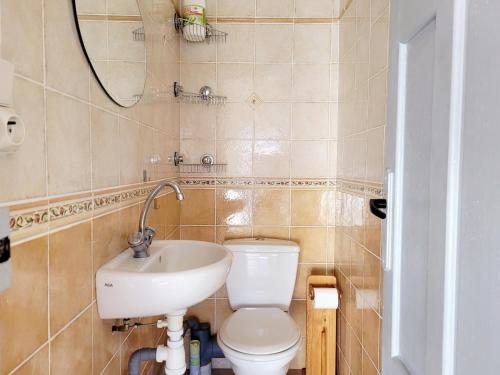 une salle de bain avec toilettes et lavabo dans l'établissement Charmante villa T3 avec terrasse à 500m de la plage, parfait pour 4 personnes - FR-1-794-131, à Canet