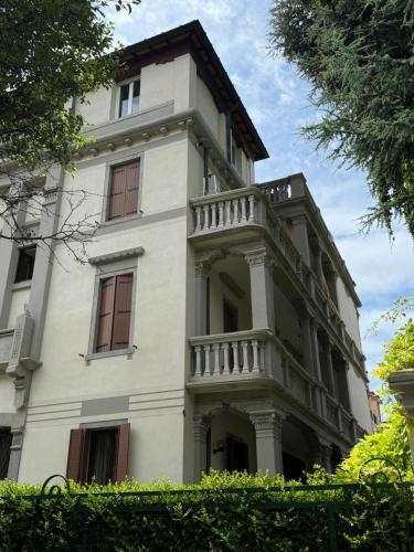 a large white building with a balcony at Appartamento Villa Trento in Venice-Lido